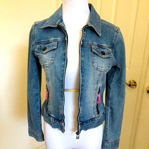 Fitted jean jacket with pink zipper details